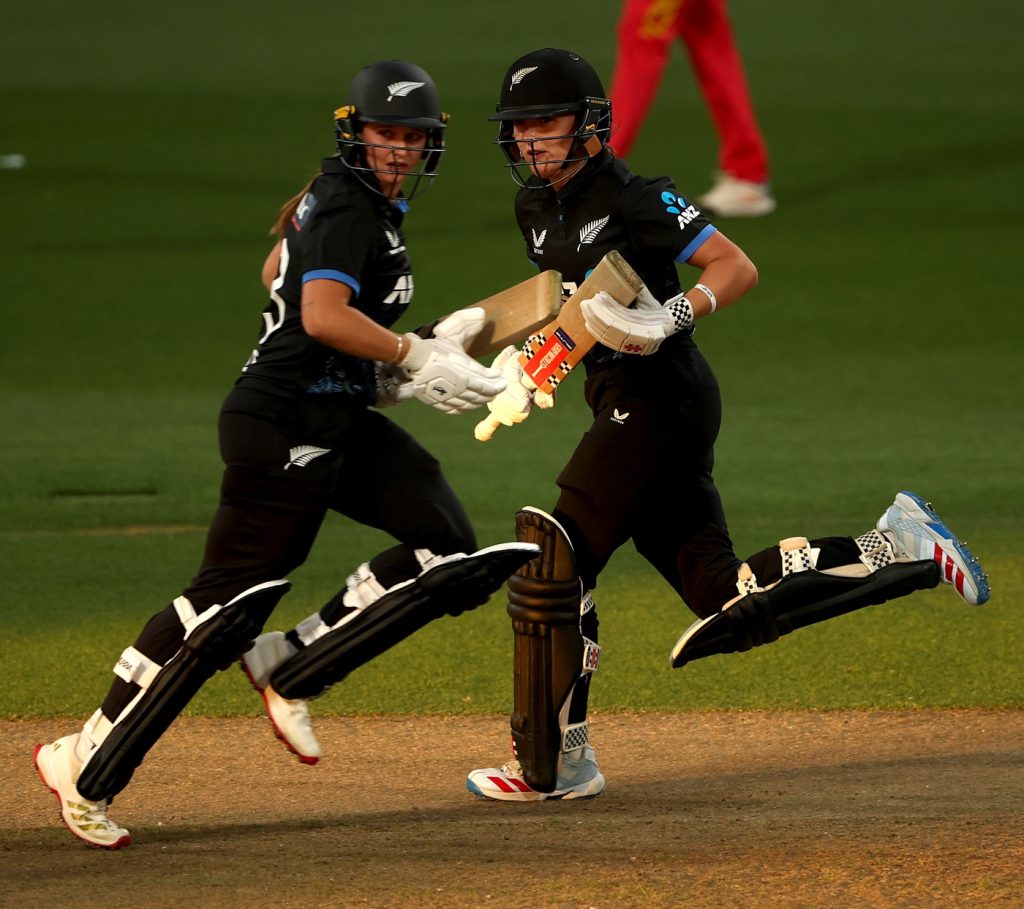 Amelia Kerr and Isabella Gaze power New Zealand to series win