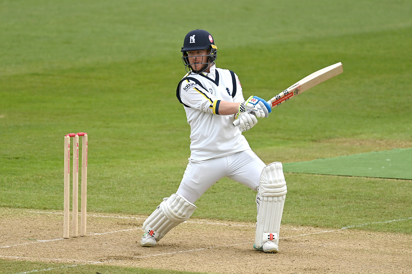 Alex Davies steps down as Warwickshire captain