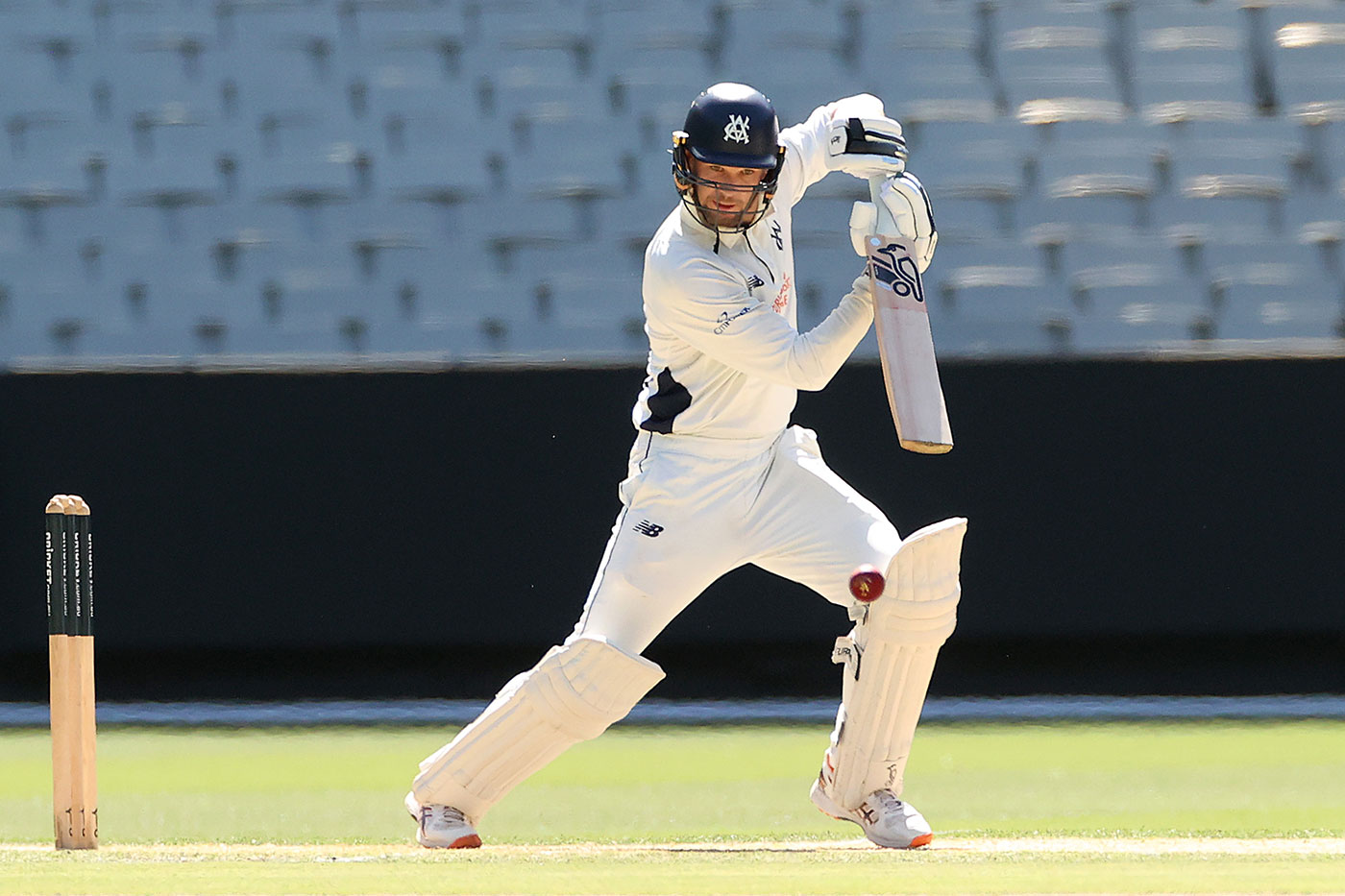 Handscomb finds a way in another season favouring bowlers