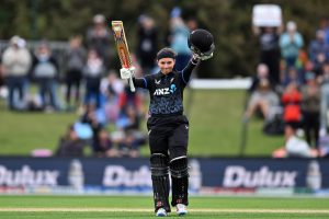 South Africa make 102 vs Kerr's 105 as New Zealand take series 4-1