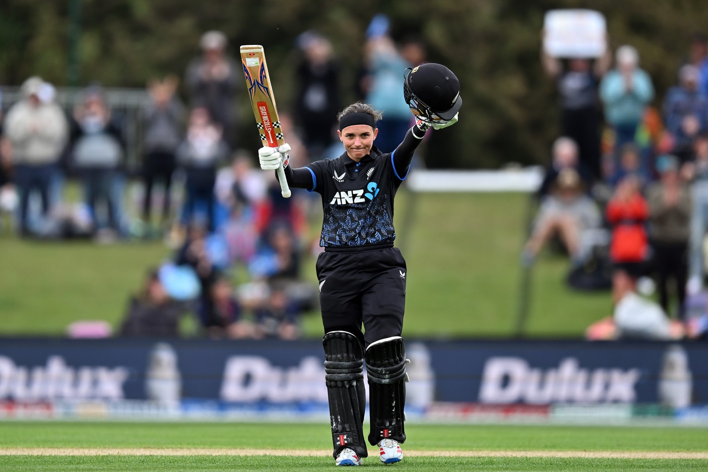 South Africa make 102 vs Kerr's 105 as New Zealand take series 4-1