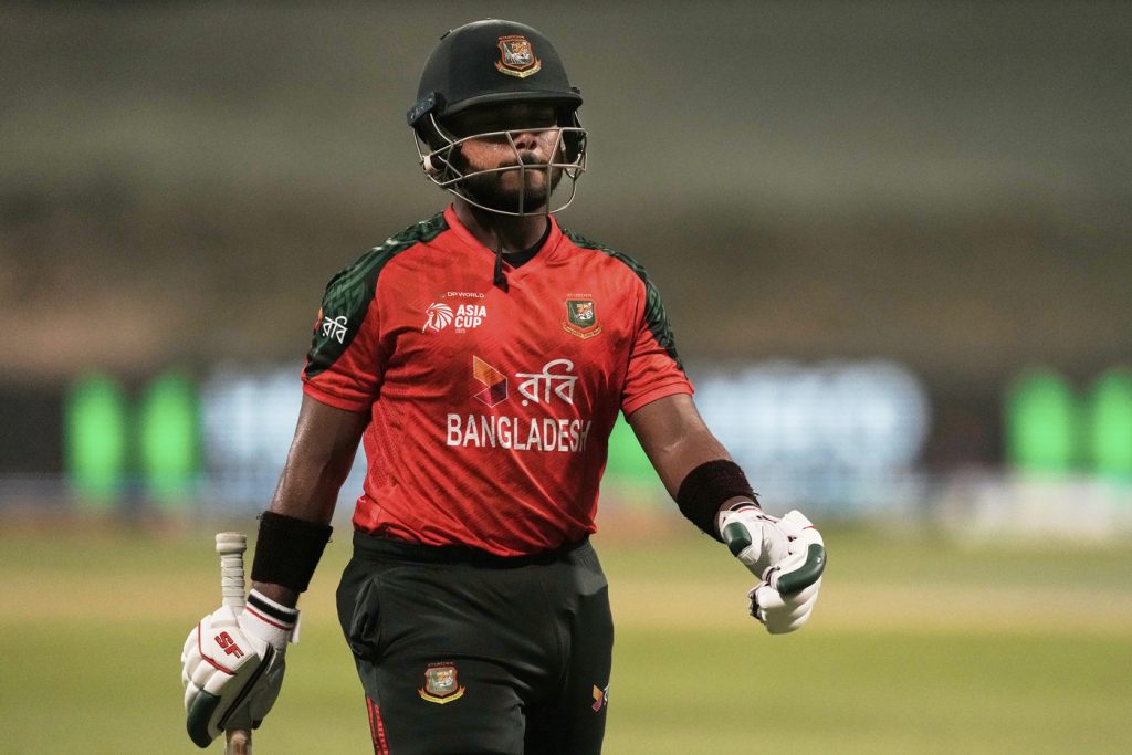 Lahore Qalandars' Parvez Hossain Emon out of PSL with injury