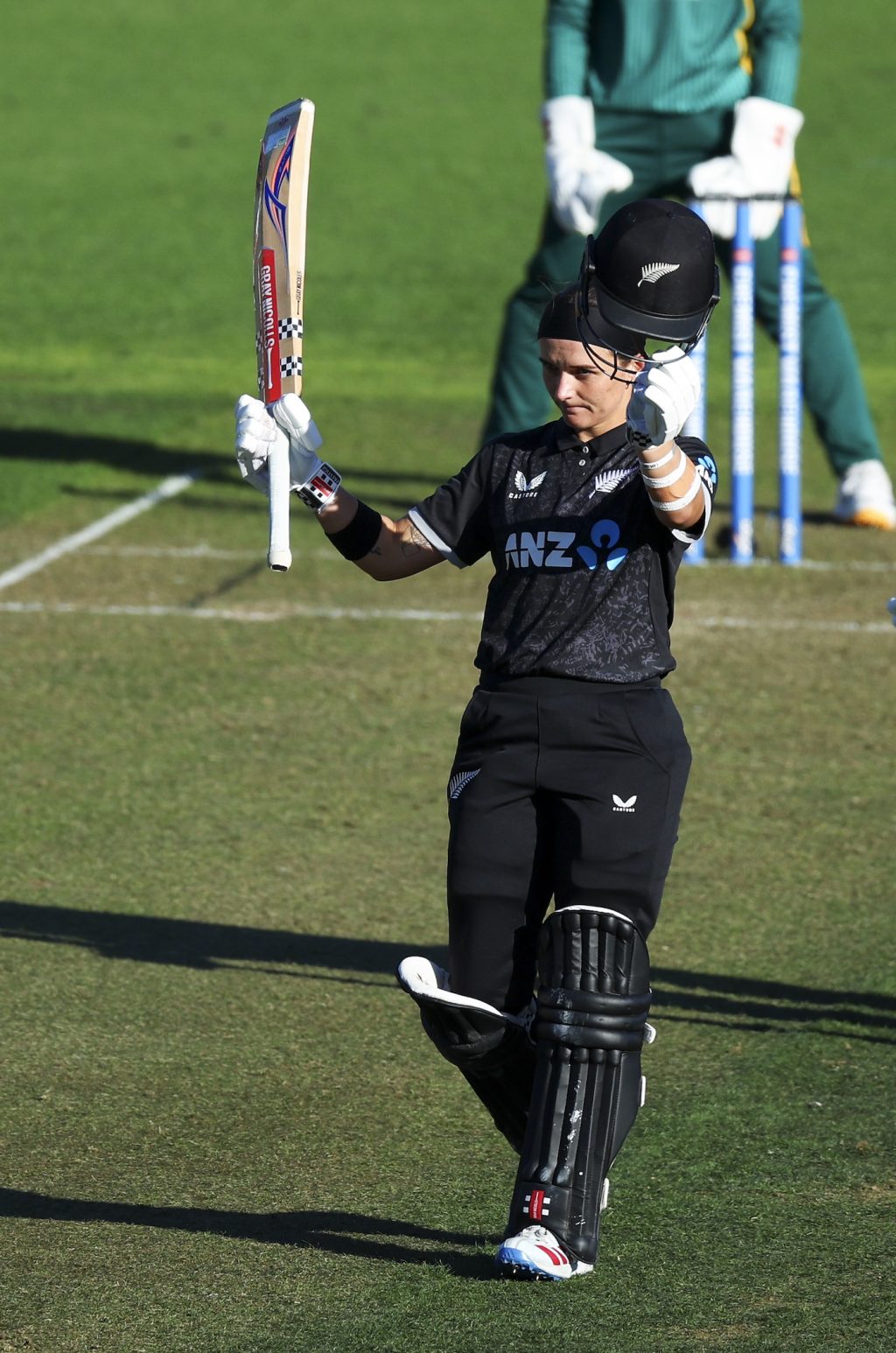 Amelia Kerr hits 139-ball 179* as New Zealand pull off record chase to level series