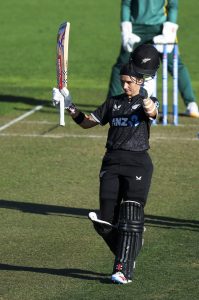 Amelia Kerr hits 139-ball 179* as New Zealand pull off record chase to level series