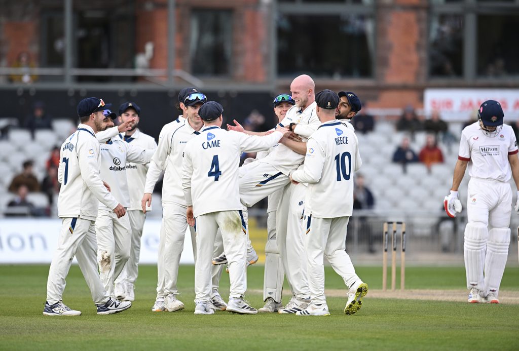 Abbas, Chappell leave hosts reeling as Derbyshire eye rare Old Trafford win