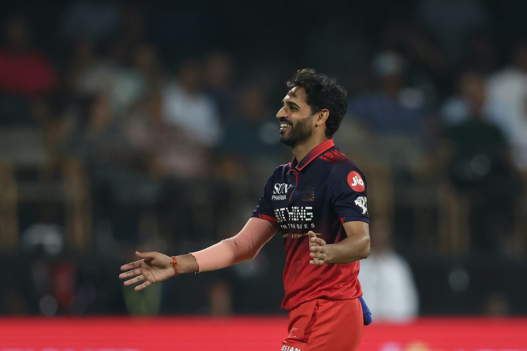 Bhuvneshwar leads Purple Cap race; Kohli climbs up Orange Cap list