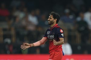 Bhuvneshwar leads Purple Cap race; Kohli climbs up Orange Cap list