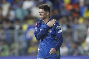 Shoulder injury sidelines Santner for 'at least a month'
