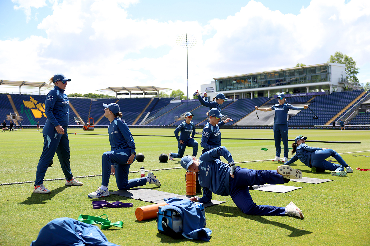 New Zealand bowl first as weather threatens Cardiff ODI