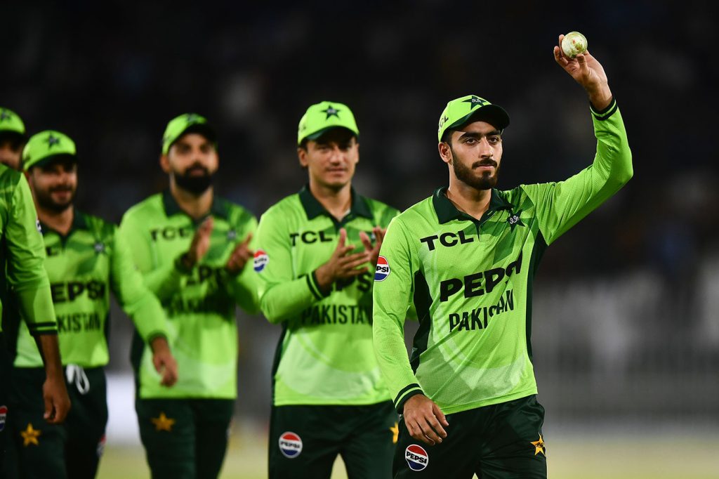 Pakistan chase series win, Australia try to combat spin