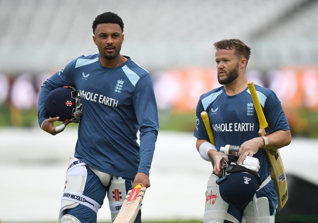 New Zealand bowl first as Emilio Gay makes England debut