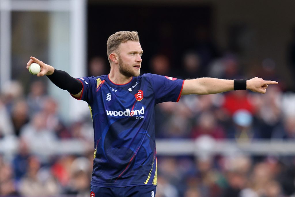 Harmer and Cook help Essex hand out Hove thrashing