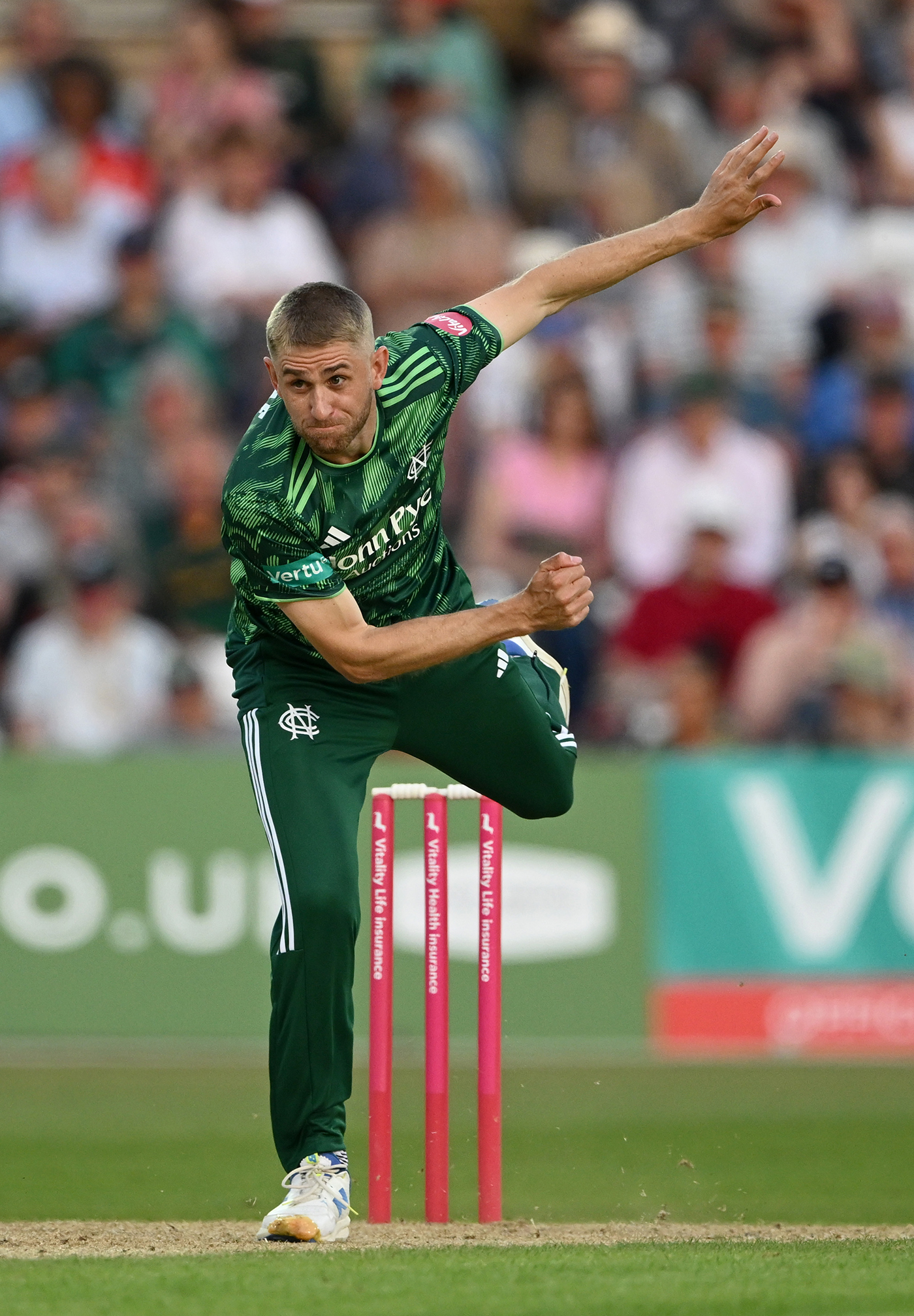 Stone holds nerve as Notts seal one-run win to stay top
