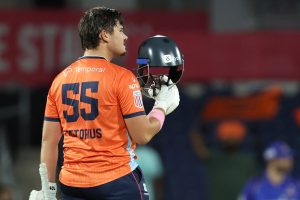 Pretorius' maiden T20 century consolidates Unicorns' top spot