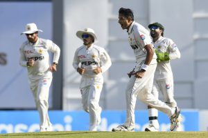 Pakistan lose and regain their marginal advantage on 14-wicket day